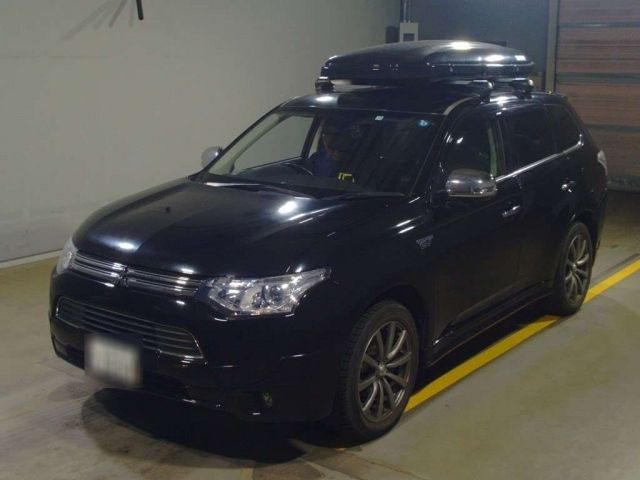 12101 MITSUBISHI OUTLANDER PHEV GG2W 2013 г. (TAA Yokohama)